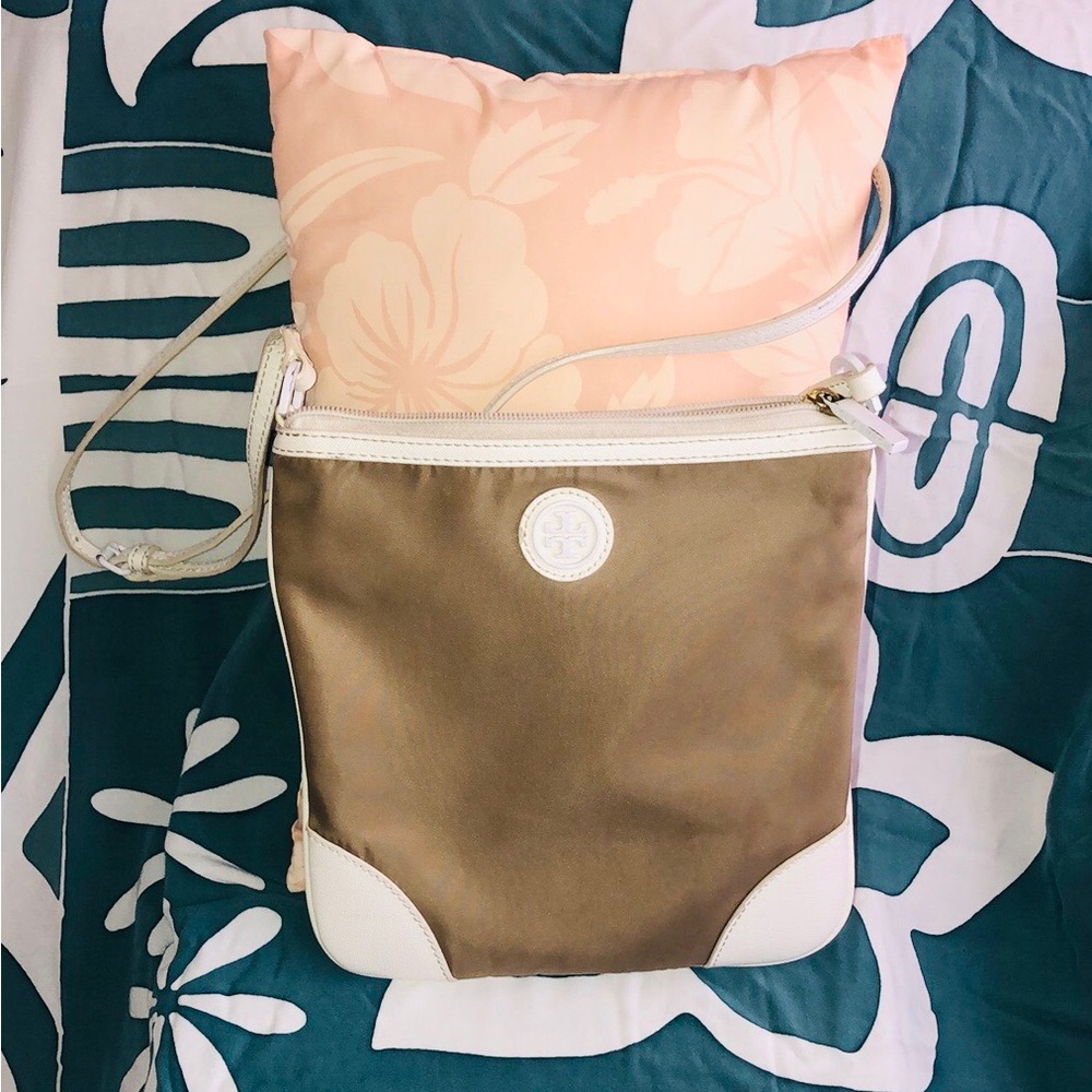 Tory burch cross body.